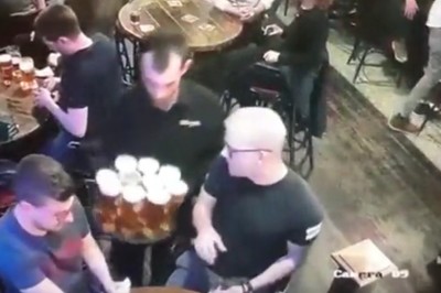 Po tym dniu w pracy chyba sam się zwolnił. Kelner kontra klienci w pubie