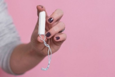 „Krwawisz, bo jesz mięso i za mało pijesz.” Oto co przeciętny facet wie na temat miesiączki