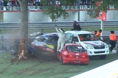 Uderzenie w drzewo rozerwało auto na pół. Kierowca wyleciał w powietrze