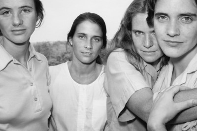 4 siostry robią sobie fotografię co roku razem. Ostatnie zdjęcie da Ci dużo do myślenia