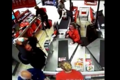 Nerwowy Janusz w sklepie rzucił mlekiem w kasjerkę