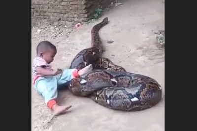 Dzieciak, który gra w węża bez telefonu. To jest dopiero hardcorowa zabawa