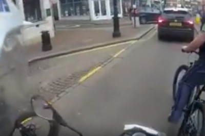 Ziomek dostał szybki oklep za to, że zabrał kluczyki motocykliście 