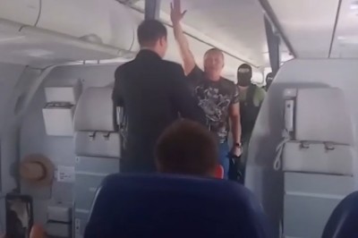 Polska Straż Graniczna w akcji. Wyciągnęli nawalonego typa z samolotu