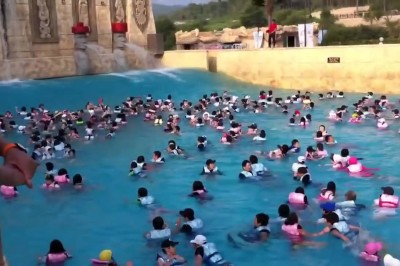 Symulator Tsunami, czyli basen z 2,5 metrową falą, która rzuca turystami 