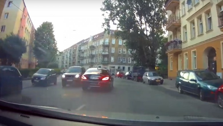 Pościg za Mercedesem w Szczecinie. O mało nie wypadł z drogi - nagranie