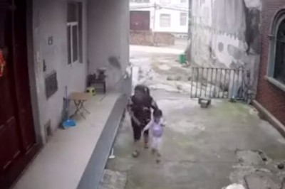 Młody jest chyba niezniszczalny. Wypadł przez okno i wstał 