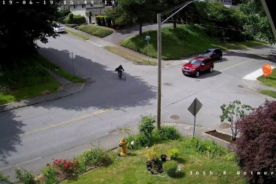 Rowerzysta kontra samochód na skrzyżowaniu. Brakowało centymetrów 