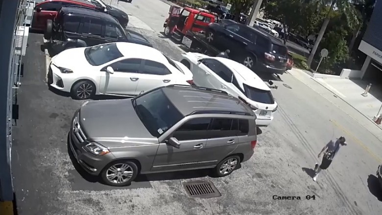 Mistrz auto lawety zrzuca samochód na parkingu klienta. Szef będzie dumny
