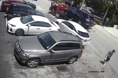 Mistrz auto lawety zrzuca samochód na parkingu klienta. Szef będzie dumny