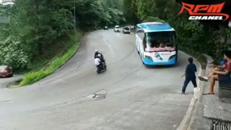 Kierowca autobusu wyskoczył w trakcie jazdy. Niebezpieczna akcja na zakręcie 