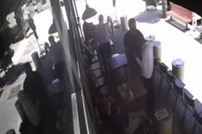 Kelner kontra uciekający cwaniaczek. Pięknie go zaskoczył 