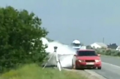 Wkurzony kierowca niszczy fotoradar schowany przy drodze