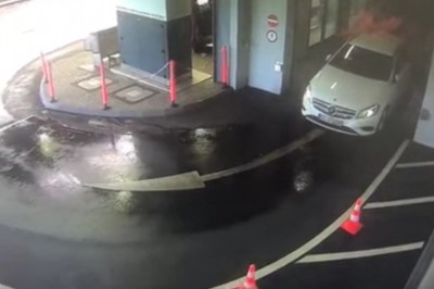 Blondyna kasuje Mercedesa tuż po wyjechaniu z myjni 