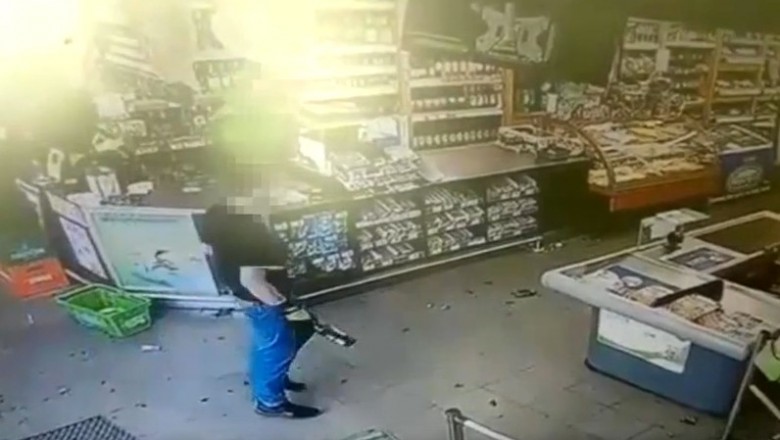 Sebix rozbija flaszki w sklepie po tym jak został przyłapany przez ochronę - Czarnów 
