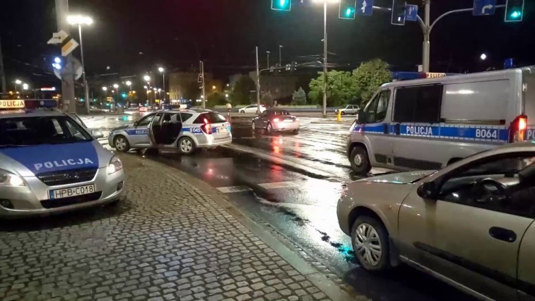 Wrocławscy policjanci dają popis jazdy na prostej drodze
