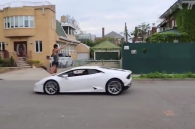 Jak ściągnąć buty za pomocą Lamborghini? Ten gość to sprawdził 