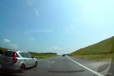 Próba zepchnięcia z drogi przy 140 km/h na autostradzie A4
