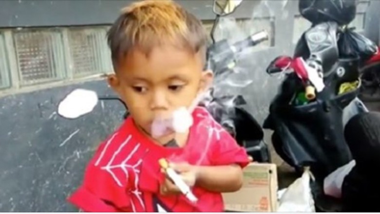 Ma zaledwie 2 lata i wypala 40 papierosów dziennie. Własna matka kupuje mu fajki 