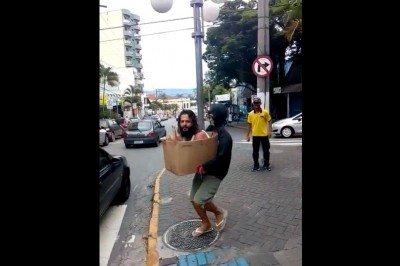 Podróżowanie w kartonie. Nowy sposób na chodzenie po mieście