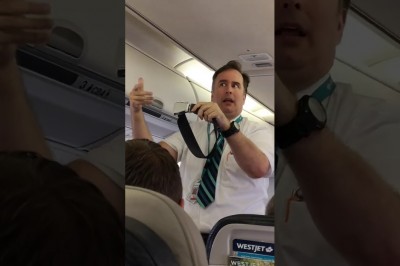 Steward i jego pokaz na pokładzie samolotu. Pasażerowie mieli niezły ubaw