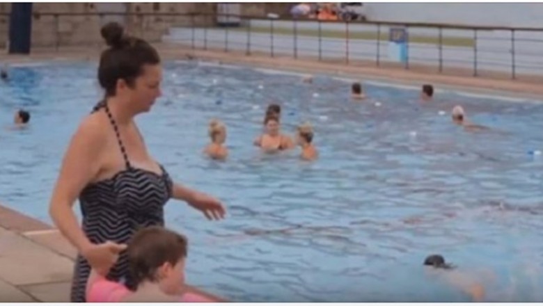 Synek zniknął jej z oczu na basenie. Po chwili zobaczyła biegnących ratowników 