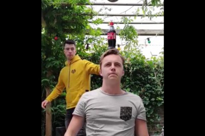 Ty się nie ruszaj, a ja odkręcę tę butelkę jednym kopem