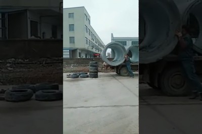 Edek mistrz rozładunku. On nie potrzebuje żadnej pomocy, zrobi to sam