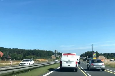 Szczyt chamstwa czy roztargnienie? Kierowca blokuje karetkę na DK-7 - nagranie