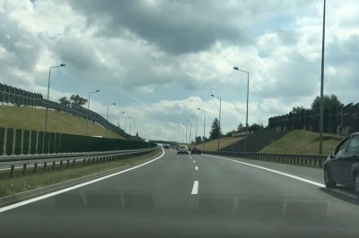 Typ taranował auta podczas jazdy na S-1. Zniszczył przynajmniej pięć