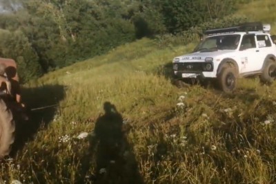 Dawaj Mietek traktora i wyciągniemy to auto. Czyli przygoda na off roadzie