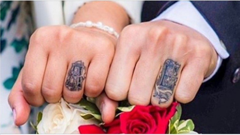 Te pary zamiast obrączek wybrały tatuaże na palcu. Ich pomysły wyglądają niezwykle i są na zawsze
