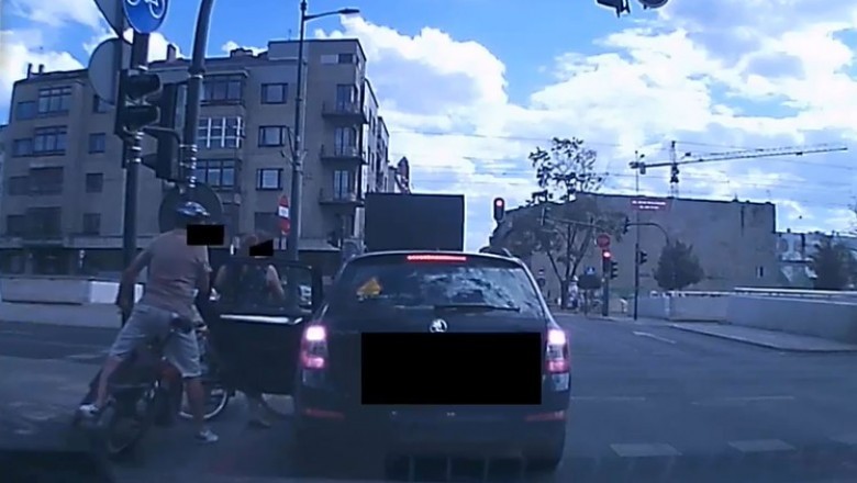 Szczena opada. Agresywni rowerzyści kopią auto na skrzyżowaniu w Łodzi