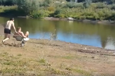 Natrzepani goście nad jeziorem dają popis. Ci to mają wakacje