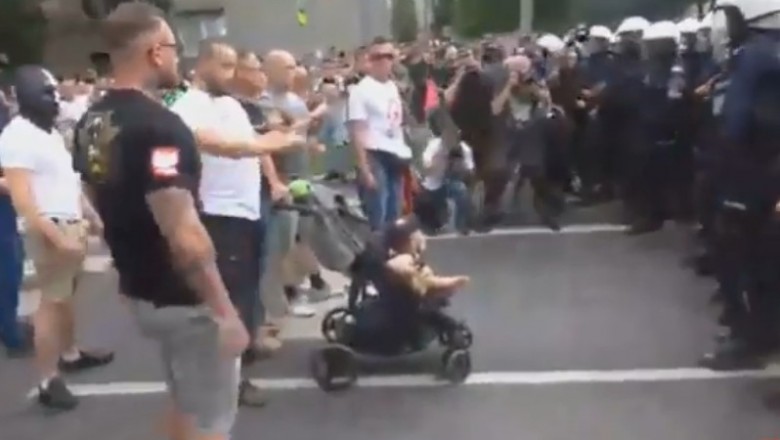 Mężczyzna z dzieckiem w wózku kontra policjanci na manifestacji 