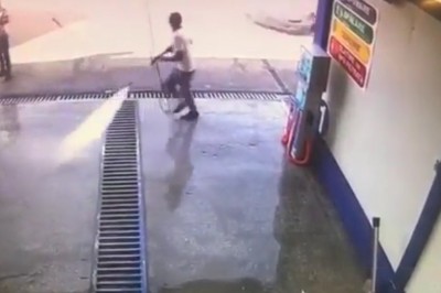 Farciarz roku ledwo uchodzi z życiem na myjni samochodowej