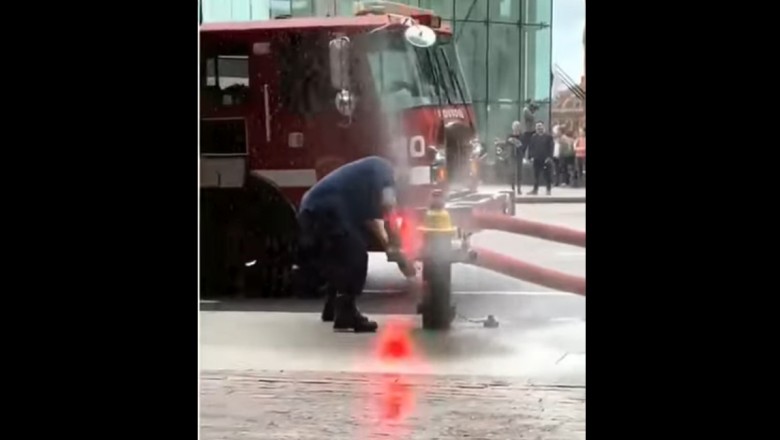 Strażak kontra hydrant. To na pewno go zabolało
