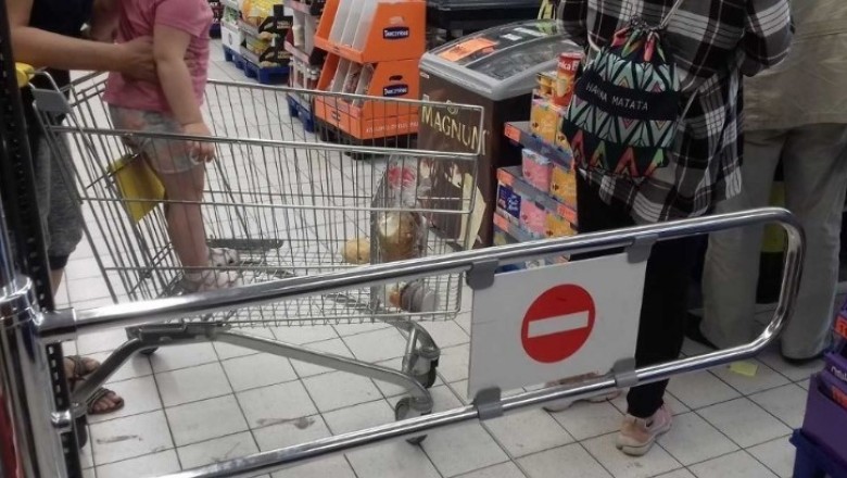 Klienci jednej z Biedronek oburzeni dzieckiem w butach jeżdżącym w koszyku. „Tam się wkłada jedzenie”