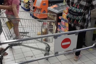 Klienci jednej z Biedronek oburzeni dzieckiem w butach jeżdżącym w koszyku. „Tam się wkłada jedzenie”