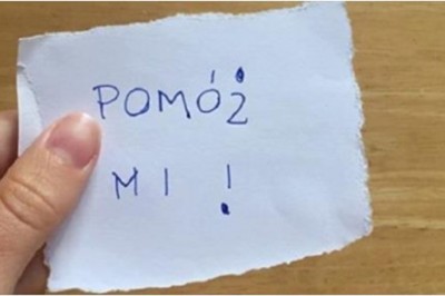 11-latka na koniec lekcji wręcza nauczycielce małą kartkę. Napisała na niej dwa słowa