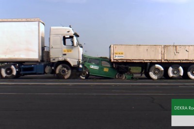 Tak wygląda kasowanie auta przez dwa TIRy. Z tego nie da się wyjść 