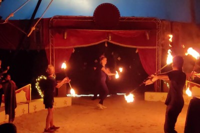 Widzowie też wzięli udział w tym płomiennym przedstawieniu - chociaż nie chcieli 