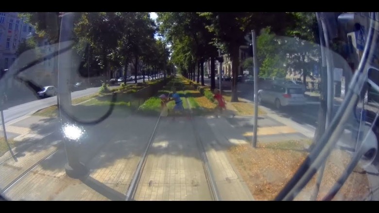 Rodzinka ze smartfonami kontra rozpędzony tramwaj - Szczecin 