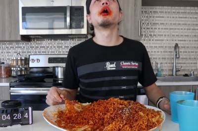 Myślisz, że dużo jesz? Ten gość wciągnął 15 najostrzejszych zupek w 10 minut