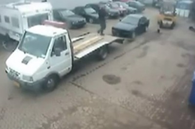 Patrz typie jak się ładuje auto na lawetę. Kaskader w akcji 