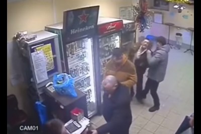 Ekspedientka staje w obronie klienta. Koleś mocno się zdziwił