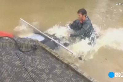 Gość w ostatniej chwili ratuje kobietę i jej psa z tonącego auta - nagranie z akcji 
