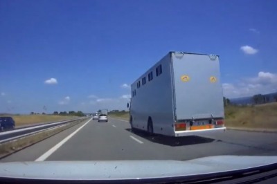 Mega dzwon na autostradzie. Kierowca Audi wjechał w naczepę