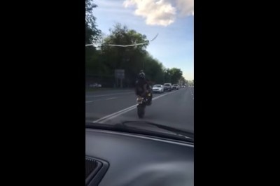 Motocyklista kontra cysterna. Szybki koniec popisowej jazdy na jednym kole 
