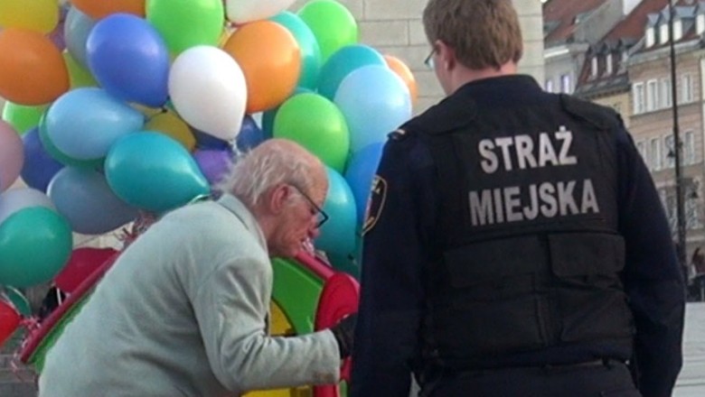 Dziadek z balonami kontra straż miejska. Chyba ich zatkało